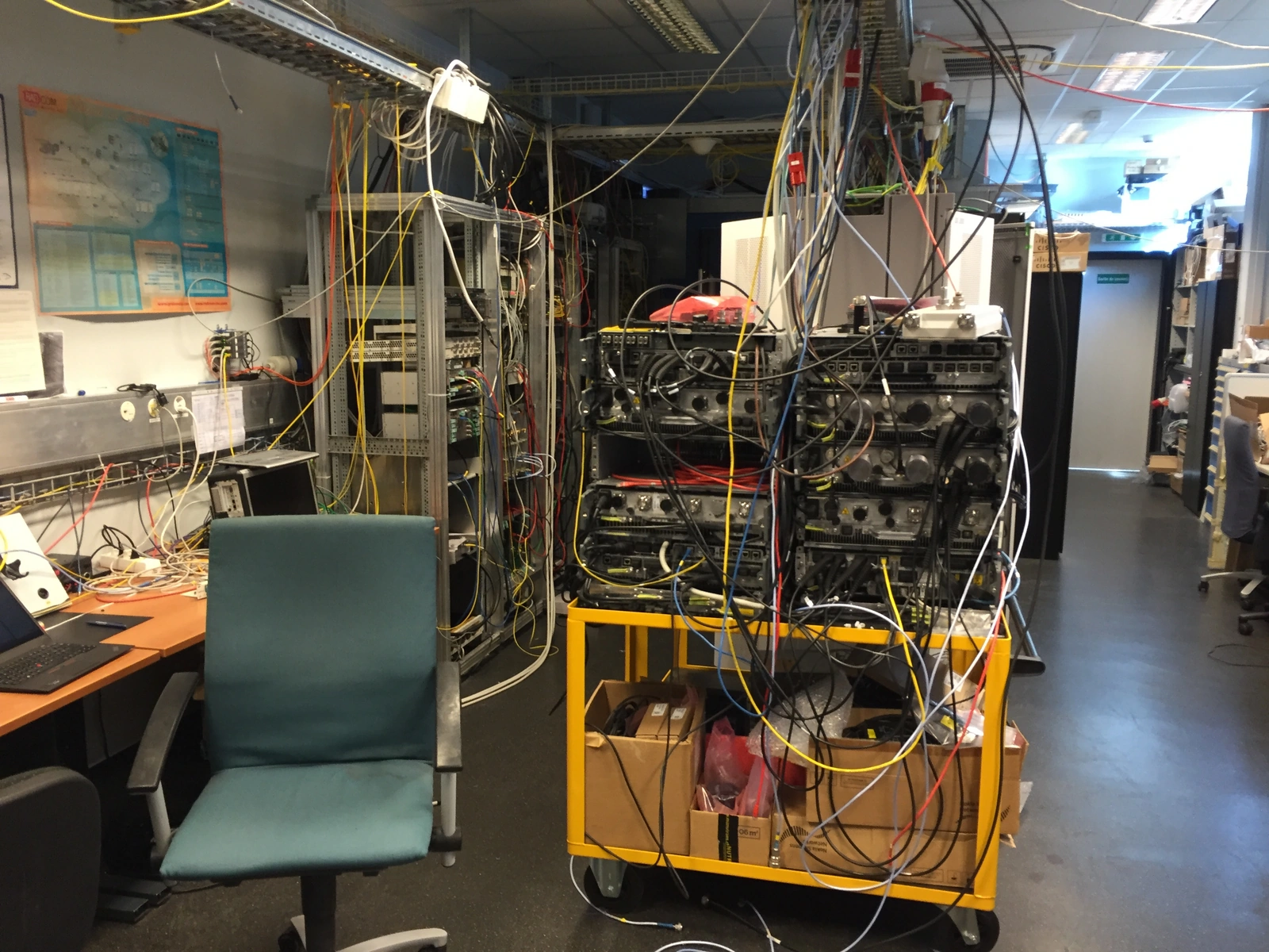 C’est juste pour mettre une image. C’est le RAN-lab en 2015, c’était bien le bordel, et ce qu’on voit c’est des eNodeB, enfin je crois