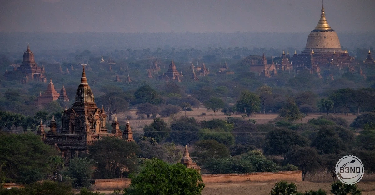 Plaine de temples et stupa doré au crépuscule, Bagan — Bagan, Voyages