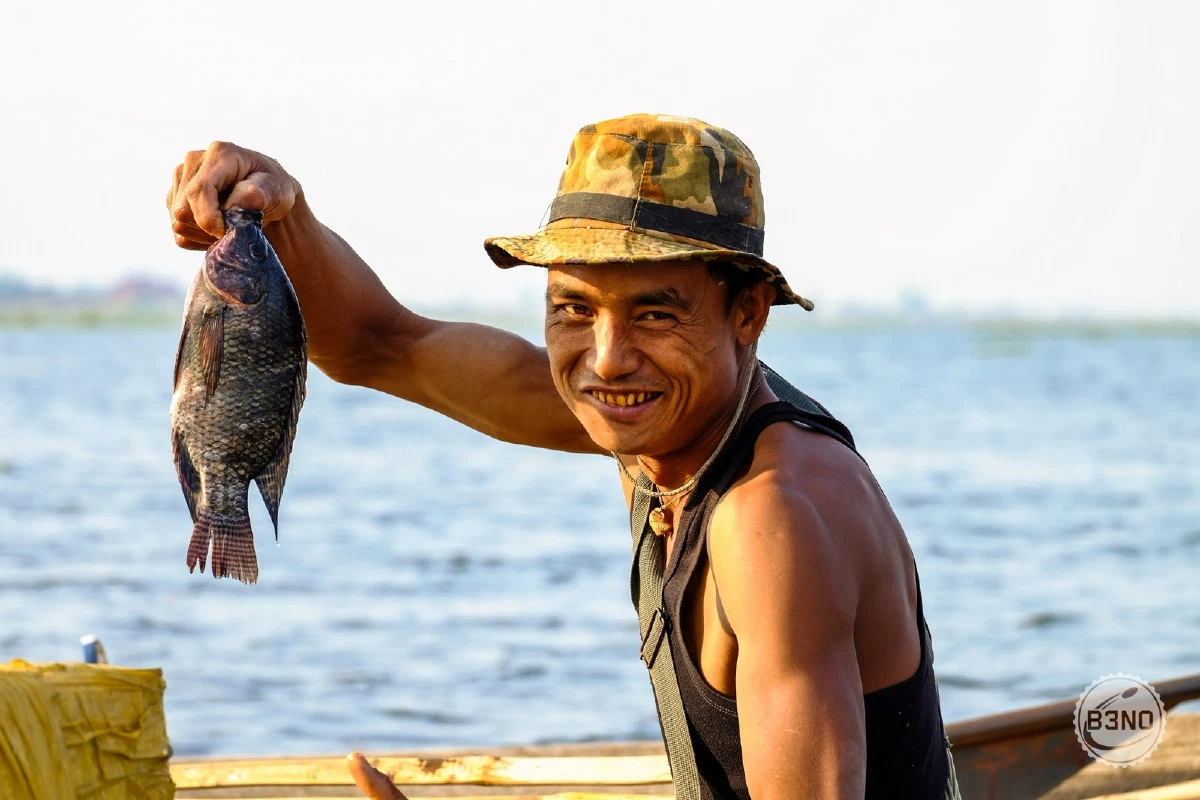 Pêcheur intha et sa prise, lac Inle — Lac Inle, Voyages