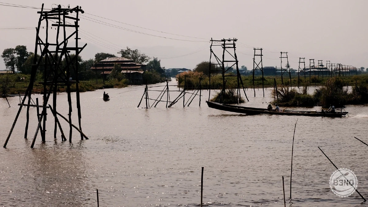 Pylônes de bois dans l'eau, lac Inle — Lac Inle, Voyages