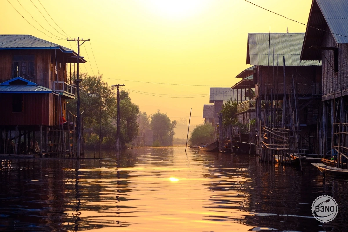 Village sur pilotis à l'aube, lac Inle — Lac Inle, Voyages
