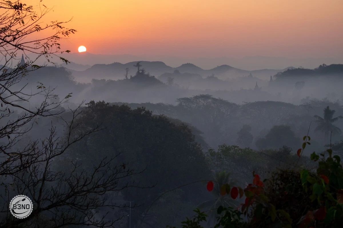 Les collines de Mrauk-U émergeant de la brume à l'aube — Mrauk U, Voyages