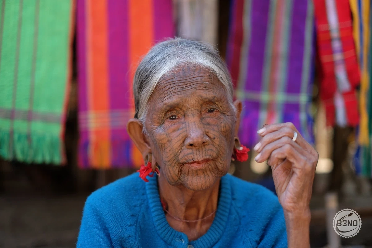 Femme chin au visage tatoué en cardigan bleu, région de Mrauk-U — Mrauk U, Voyages