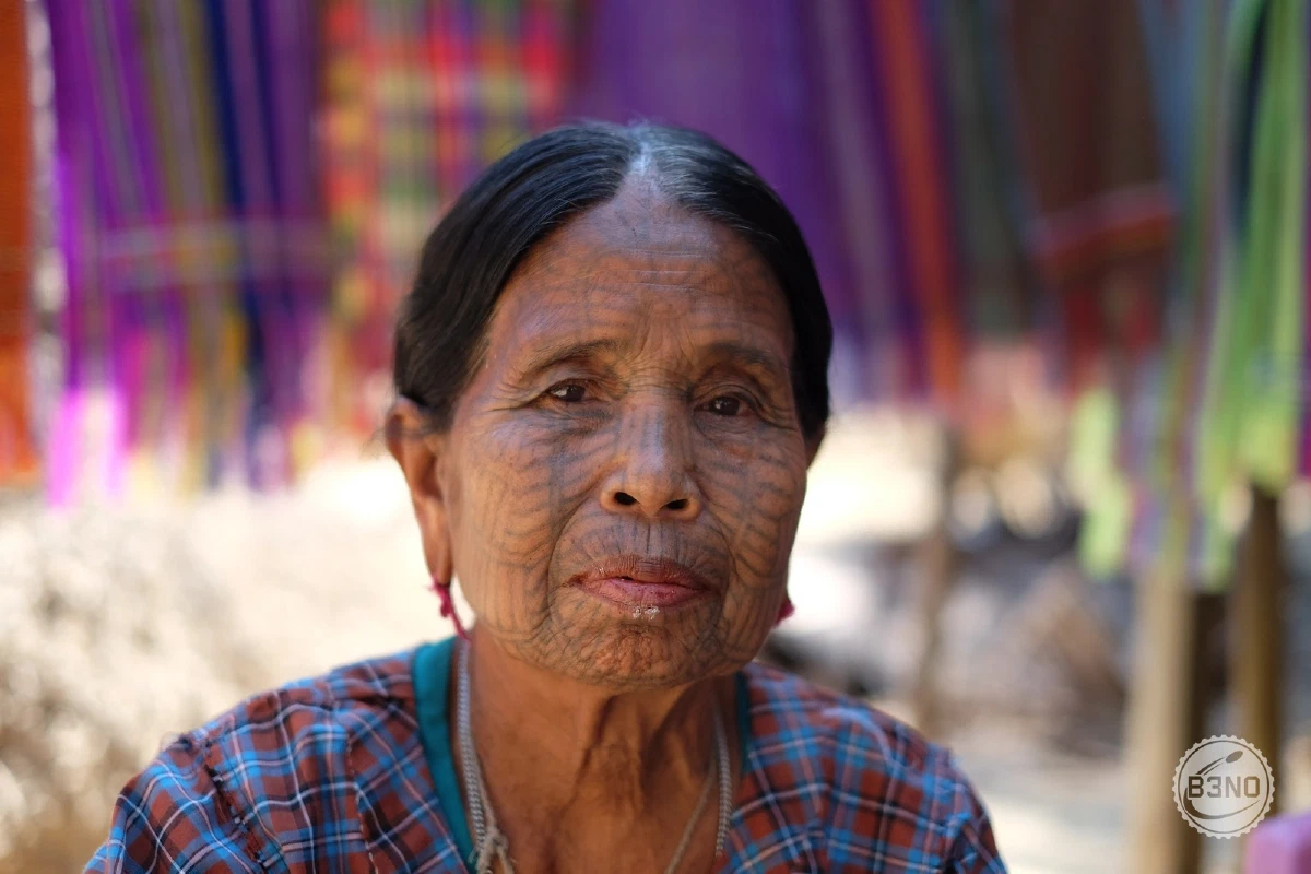 Femme chin au visage tatoué en chemise à carreaux, région de Mrauk-U — Mrauk U, Voyages