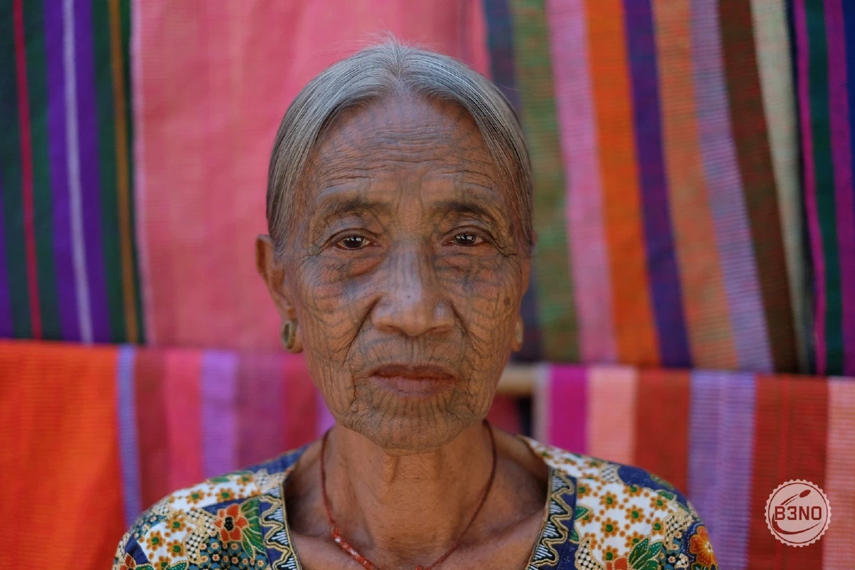 Femme chin au visage tatoué en robe fleurie, région de Mrauk-U — Mrauk U, Voyages