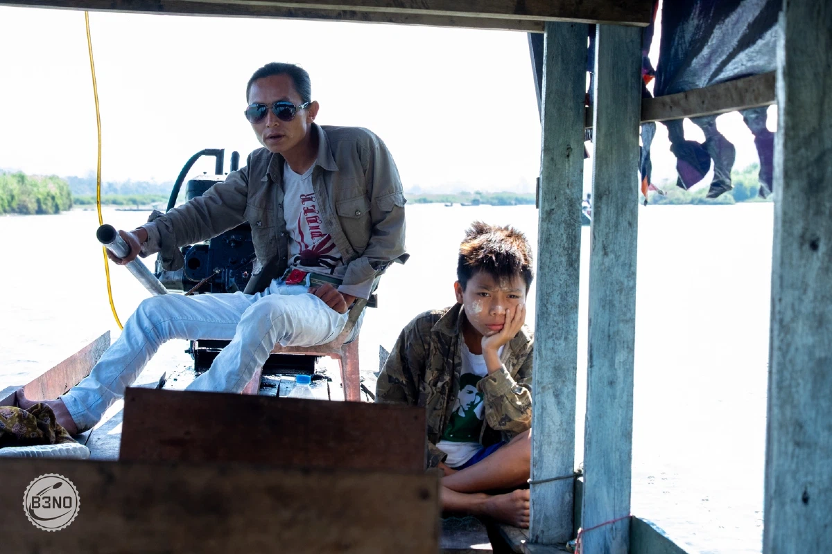 Batelier sous l'auvent de la barque, fleuve Lemro — Mrauk U, Voyages