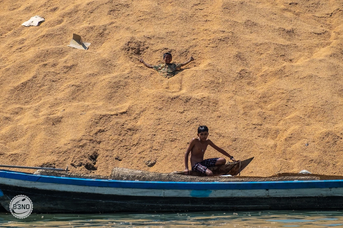 Enfant jouant sur une barge de sable, fleuve Lemro — Mrauk U, Voyages