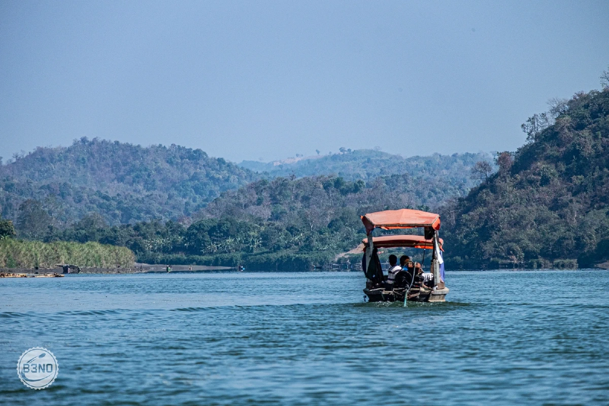 Barque sur le fleuve Lemro devant les collines — Mrauk U, Voyages