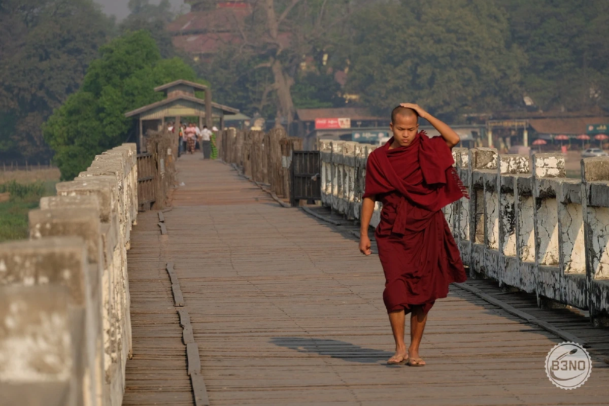 Moine traversant le pont en teck, U Bein — Pont U Bein, Voyages