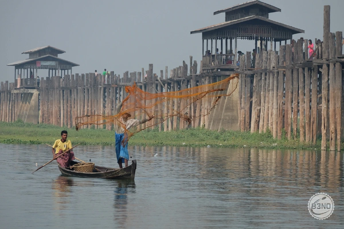 Pêcheur lançant son filet devant le pont U Bein — Pont U Bein, Voyages