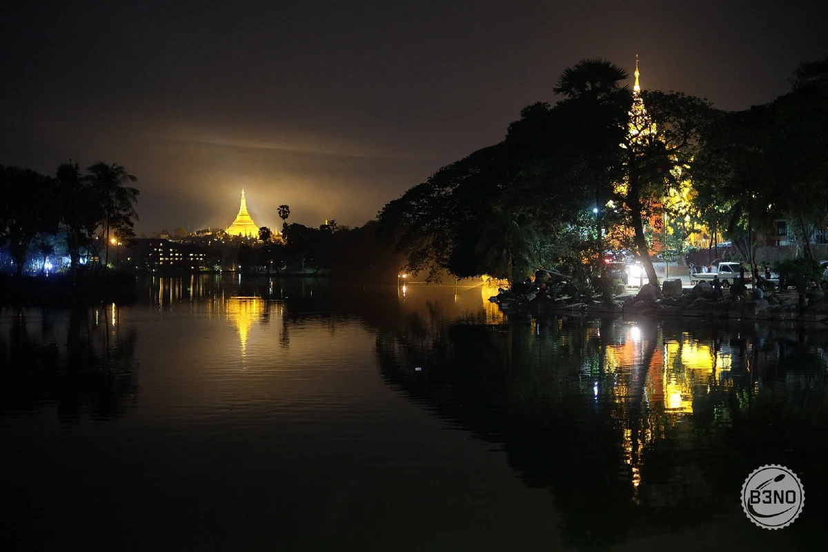 La pagode Shwedagon illuminée vue du lac Kandawgyi, Yangon — Yangon, Voyages